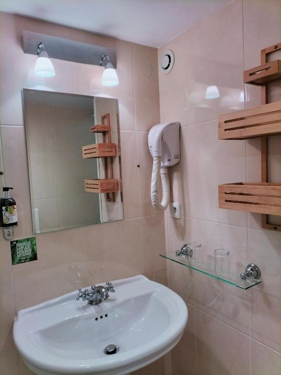 Koupelna v ubytování Logis HOTEL RESTAURANT La Régence