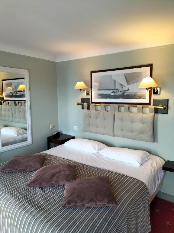 Postel nebo postele na pokoji v ubytování Logis HOTEL RESTAURANT La Régence