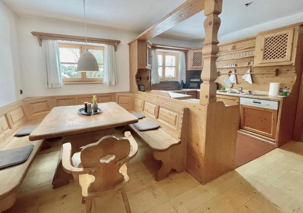 Kuchyň nebo kuchyňský kout v ubytování Ferienhaus Weißachdamm am Tegernsee