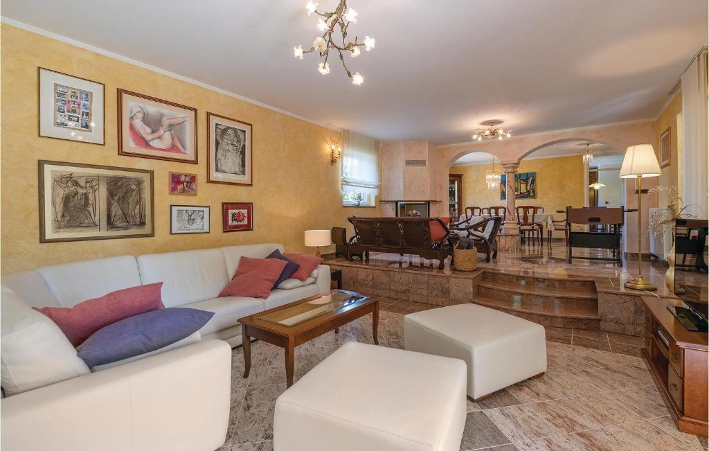 Posedenie v ubytovaní 5 Bedroom Beautiful Home In Labin