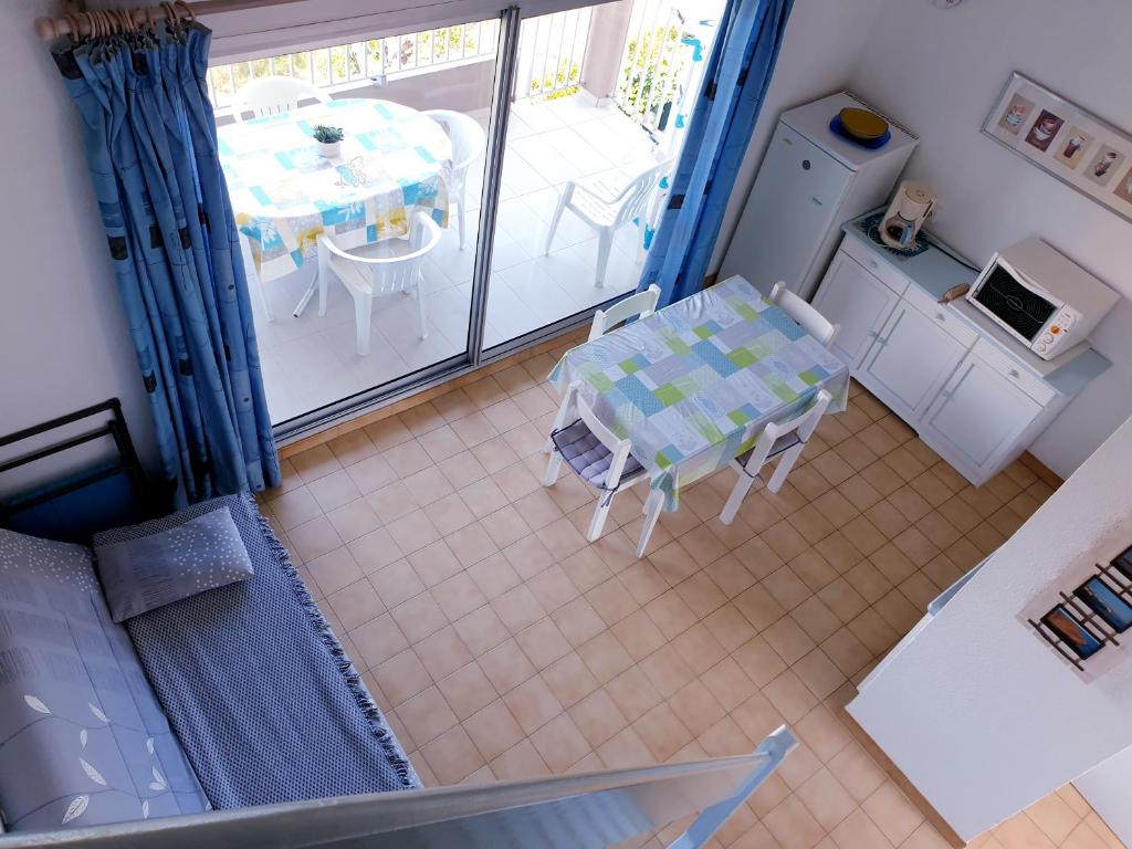 Kuchyňa alebo kuchynka v ubytovaní GRENADINES Joli appartement piscine proche Plage Richelieu Cap d'Agde