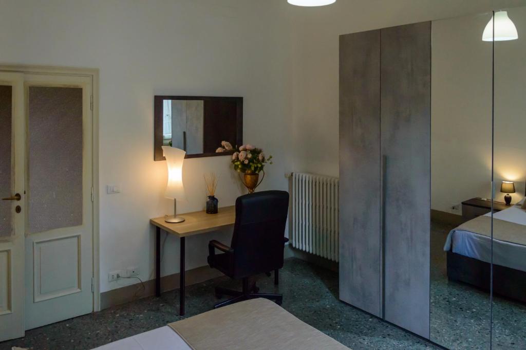 A bed or beds in a room at Homelink Firenze - Charlotte