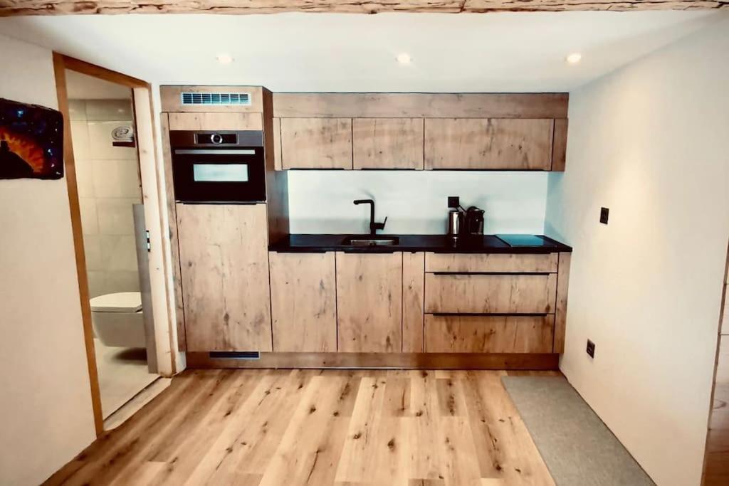 Luxury & Cosy 3.5 rooms apartment in almost 300 years old Chalet - Resim 10