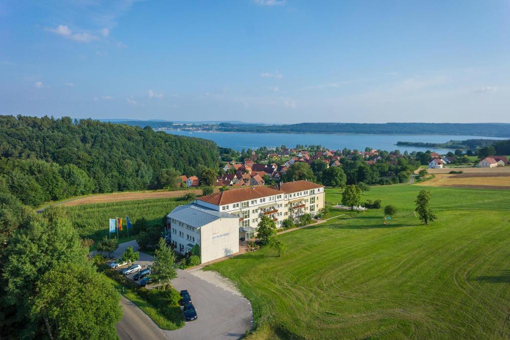 una vista aérea de un edificio sobre un campo con un lago en Seehotel Zur Hopfenkönigin, en Spalt
