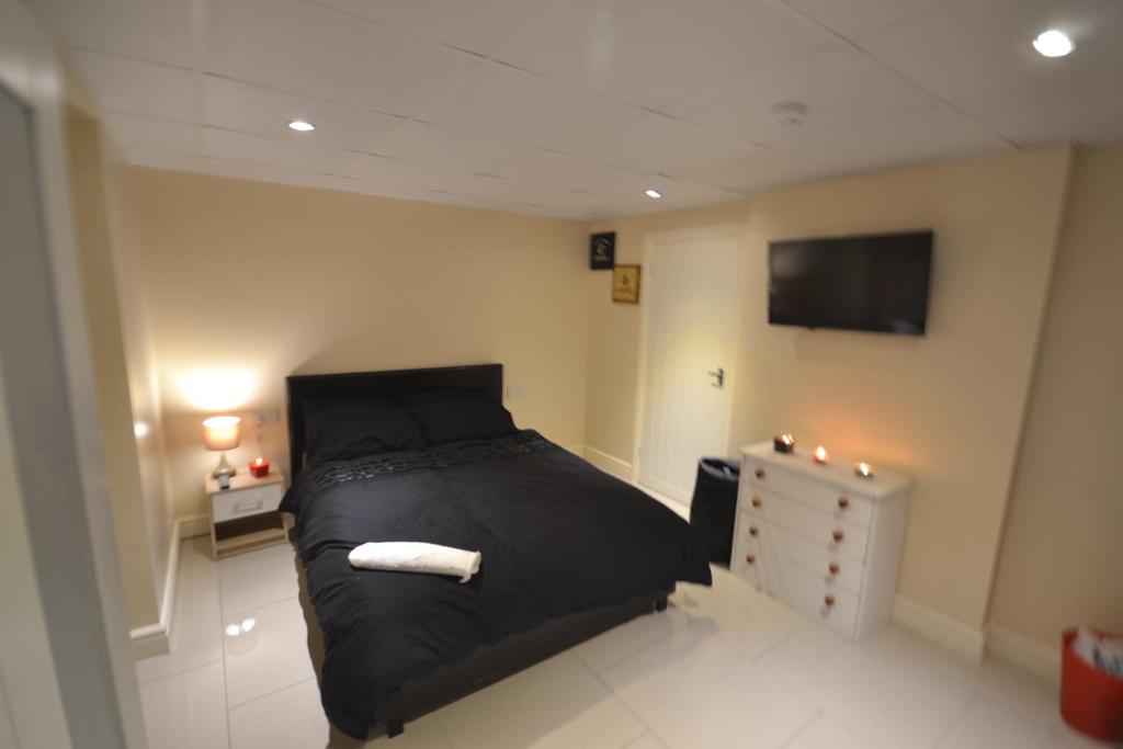Un pat sau paturi într-o cameră la Premier Lodge Central