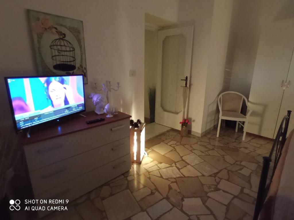 Televízia a/alebo spoločenská miestnosť v ubytovaní Mady
