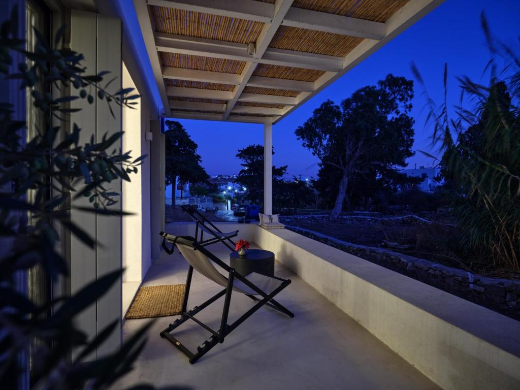 een stoel op de veranda van een huis 's nachts bij Perivoli Luxury Homes, Paros in Dhragoulás