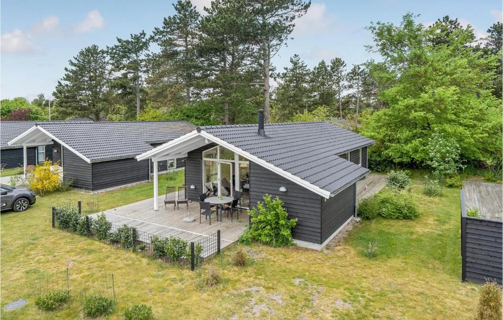 una vista aérea de una casa con terraza en Cozy Home In Nykbing Sj With Wifi, en Nykøbing Sjælland