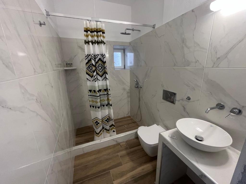 Koupelna v ubytování Firaxenia rooms