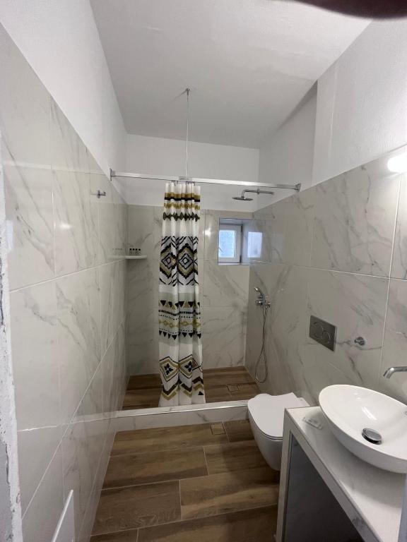 Koupelna v ubytování Firaxenia rooms