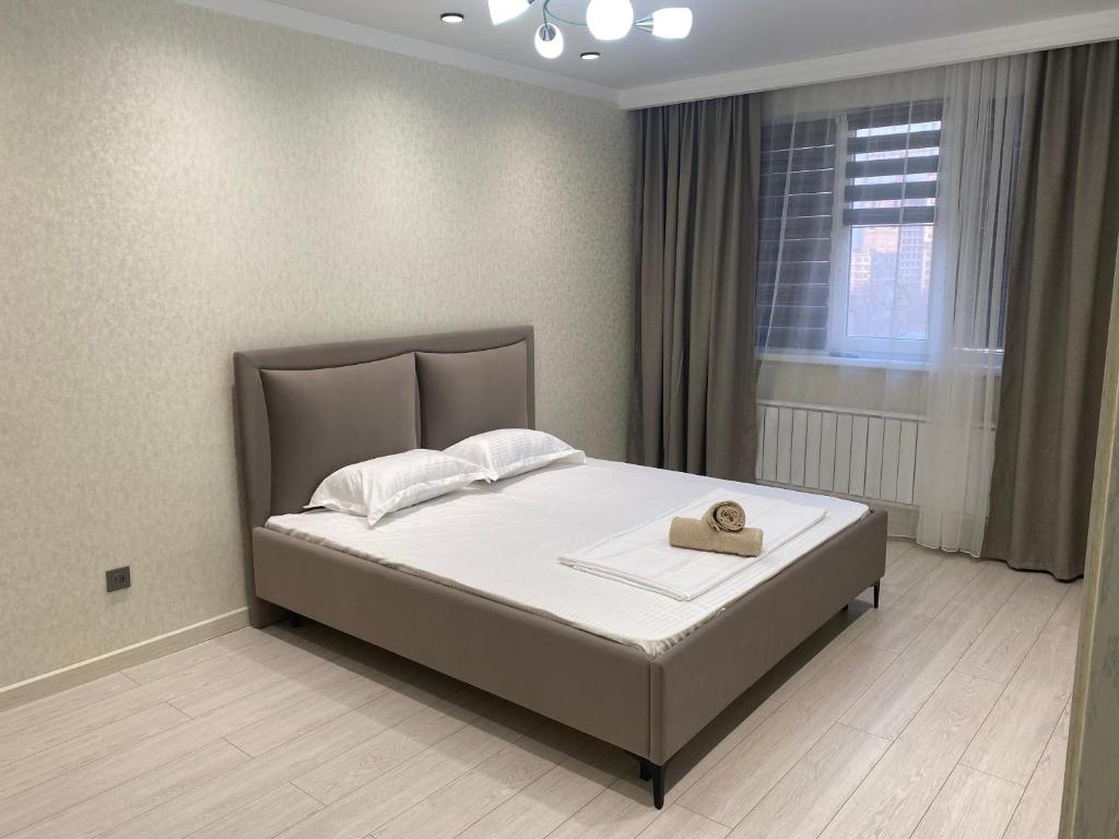 מיטה או מיטות בחדר ב-ЖК Акварель