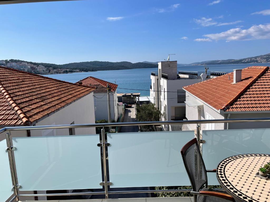 balcón con vistas al agua y a los edificios en Apartments Cavar, en Trogir