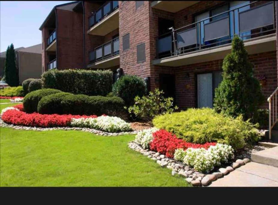 un jardín con flores frente a un edificio en HONORAY-Kes, en Monroeville