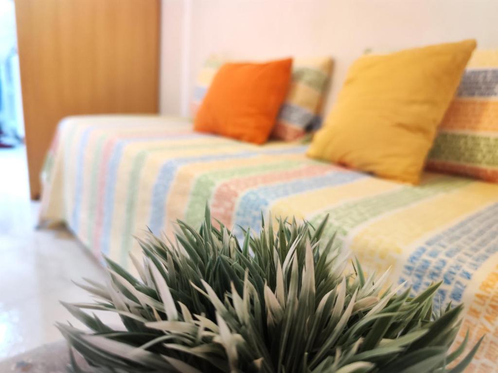 A bed or beds in a room at Luminoso apartamento en SALOU con TERRAZA y PARQUE INFANTIL IDEAL FAMILIAS