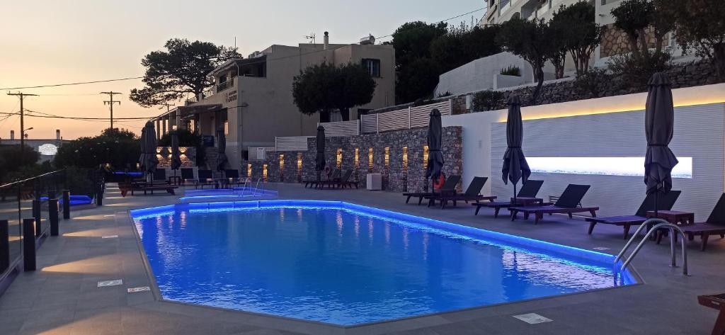 Bazén v ubytování Anthemis Hotel Apartments nebo v jeho okolí