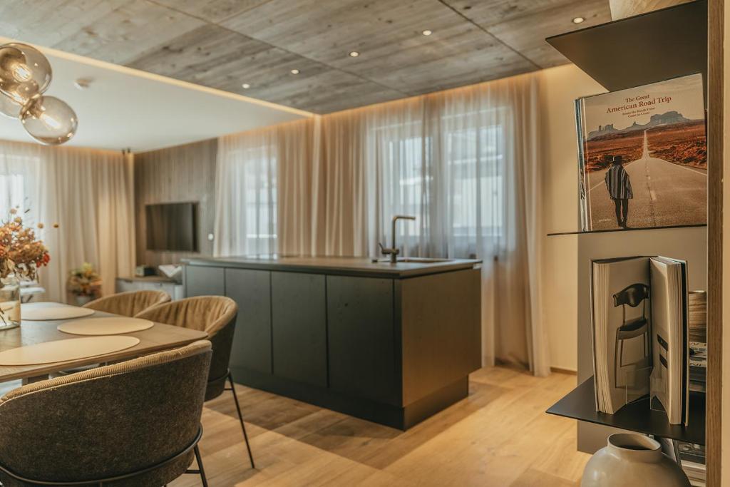 マイヤーホーフェンにあるThe Black Eagle Luxury Appartementsのリビングルーム(ダイニングテーブル、テレビ付)