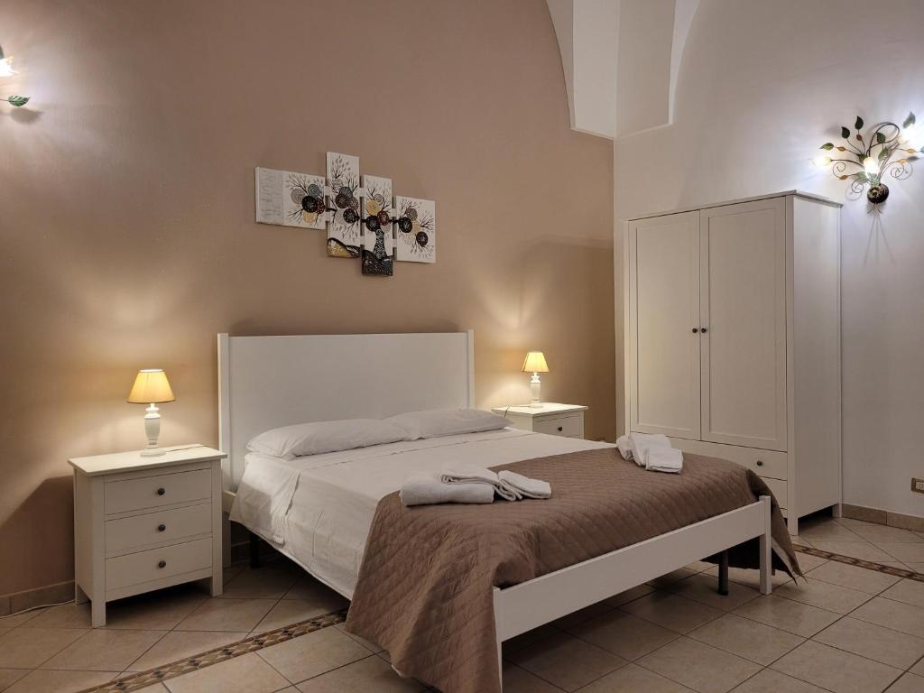 1 dormitorio con 1 cama, 2 mesitas de noche y 2 lámparas en Casal Sant'Angelo, en Copertino