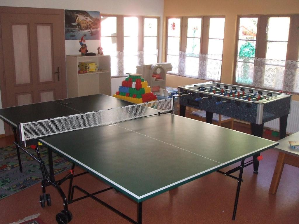 Stolní tenis v ubytování Familiengasthof Zirmhof nebo okolí