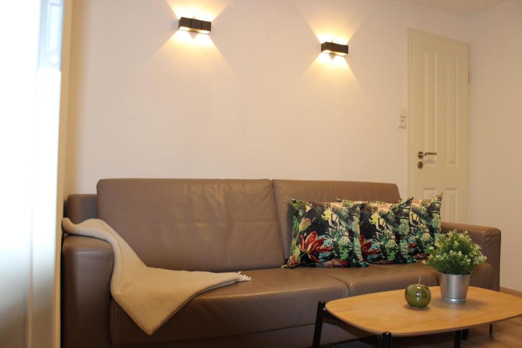 Posezení v ubytování KLEINE SOUTERRAIN WOHNUNG NÄHE HAMBURG