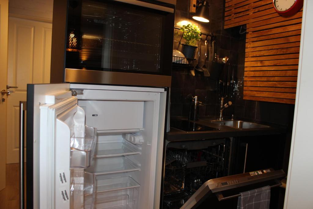 Kuchyň nebo kuchyňský kout v ubytování KLEINE SOUTERRAIN WOHNUNG NÄHE HAMBURG