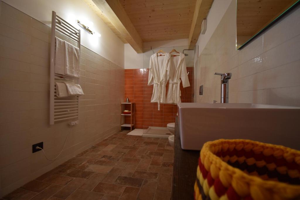 Koupelna v ubytování Cascina Tre Botti