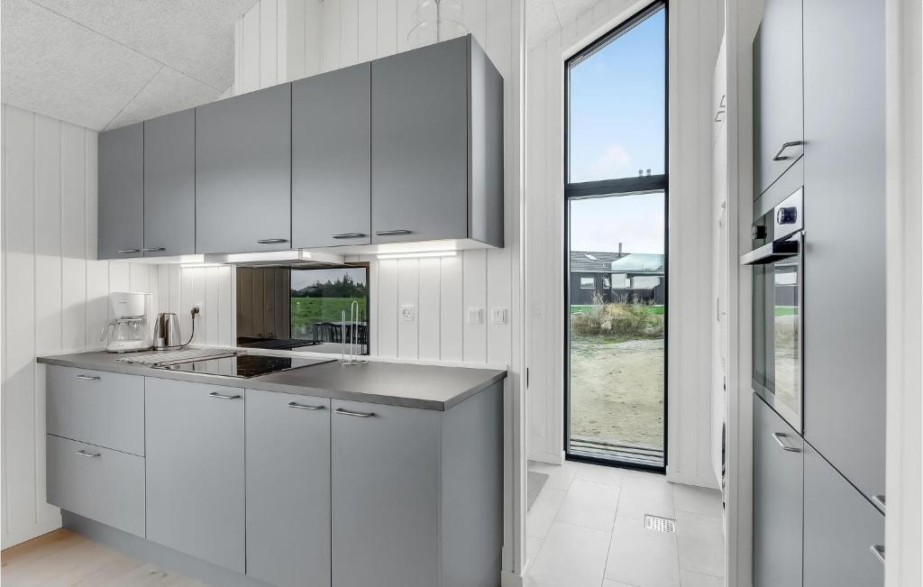 Kuchyň nebo kuchyňský kout v ubytování 3 Bedroom Beautiful Home In Haderslev