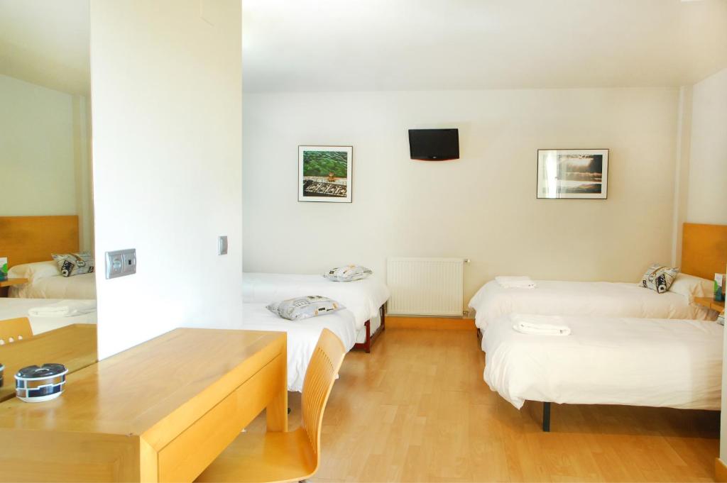 Hotel Txintxua - Habitación Familiar Con Baño Privado