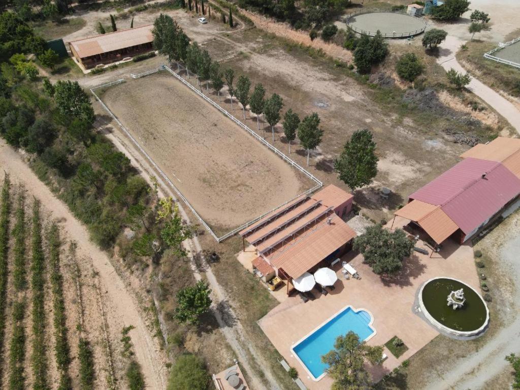 uma vista aérea de uma casa com piscina em Rocaplana Club de Campo em Vilarrodona