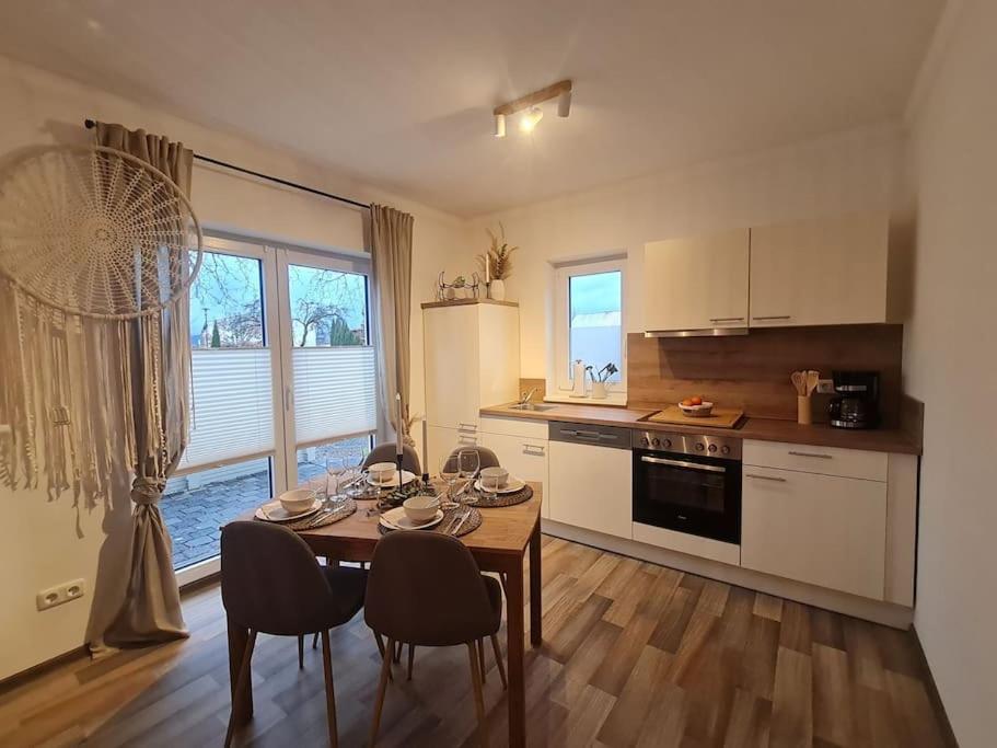 een keuken met een tafel en stoelen en een eetkamer bij Ferienwohnung Sonneberg in Sonneberg