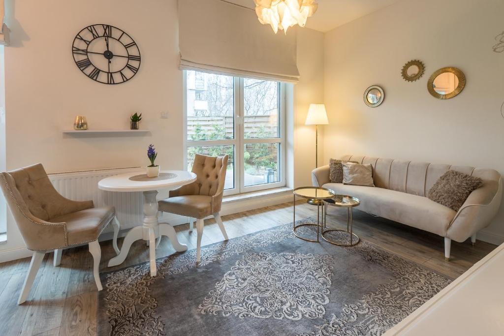 Fotografia z galérie ubytovania Kierbedzia 6 - Bezpłatny podziemny parking - free parking - Piękny ogródek z tarasem - 2km Łazienki Królewskie - WiFi - Smart TV 50 cali - Good Apartments vo Varšave