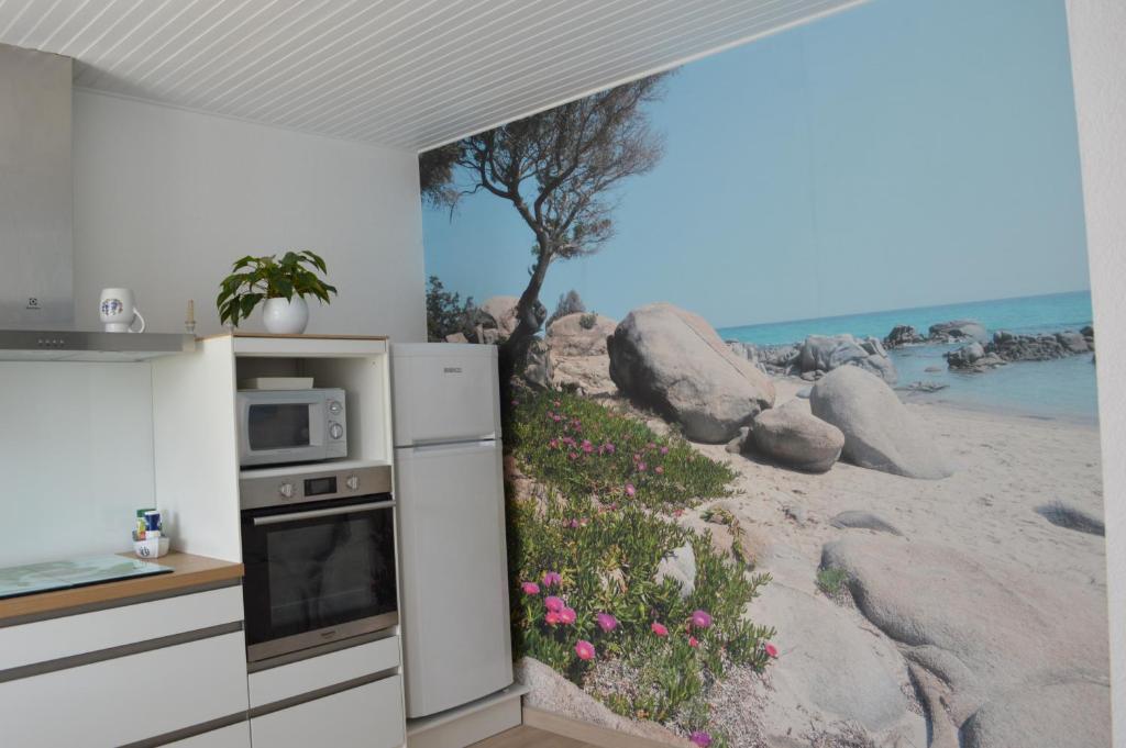 フエナンにあるfouesnant kerseachのビーチの壁画が施されたキッチン