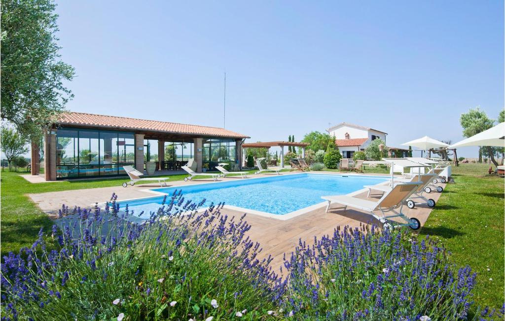 une piscine avec des chaises longues et une maison dans l'établissement Formiconcino, à Montebello