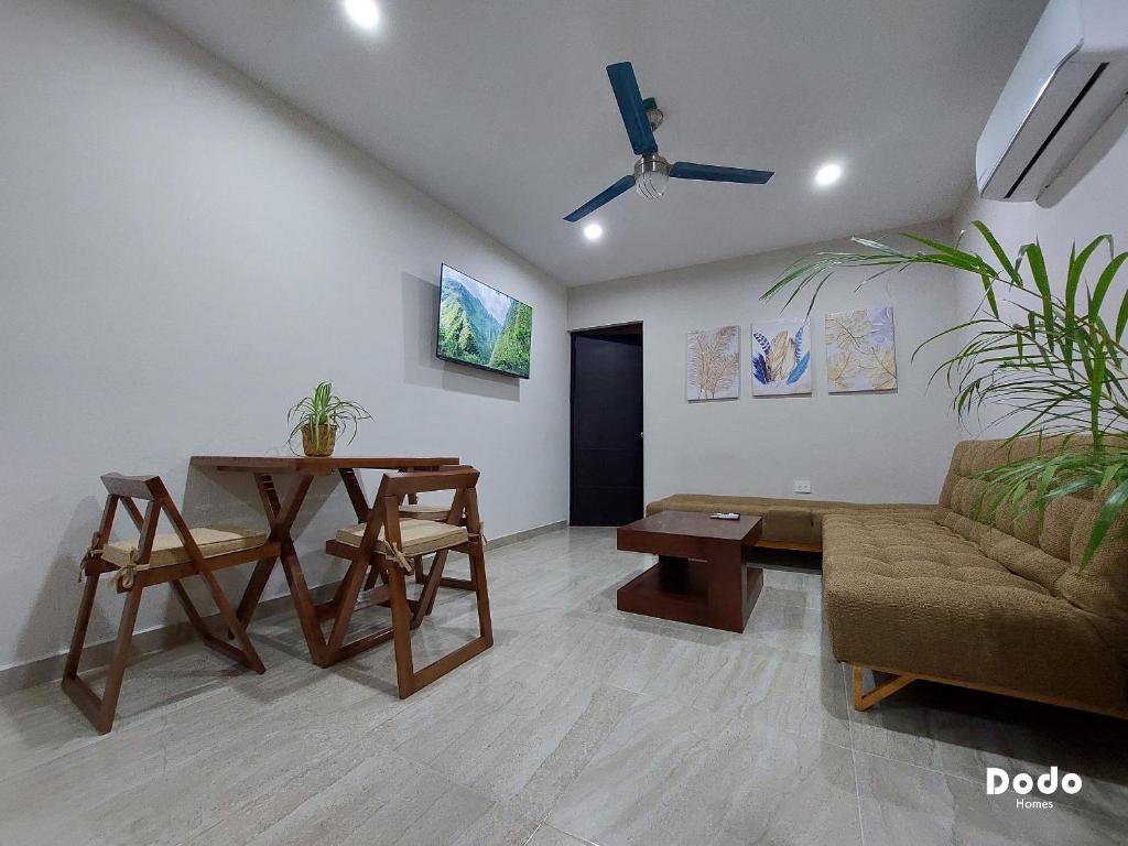 - un salon avec un canapé et une table dans l'établissement Dodo Estadio, à Mazatlán