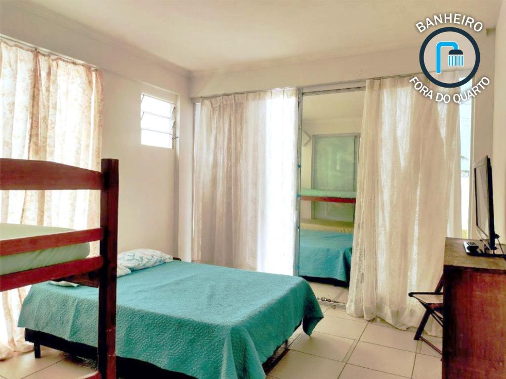 1 dormitorio con cama y ventana en Pousada & Hostel Boca da Barra, en Itanhaém