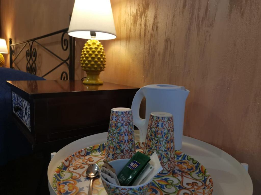 uma casa de banho com um prato com duas velas numa mesa em Del Centro em Enna