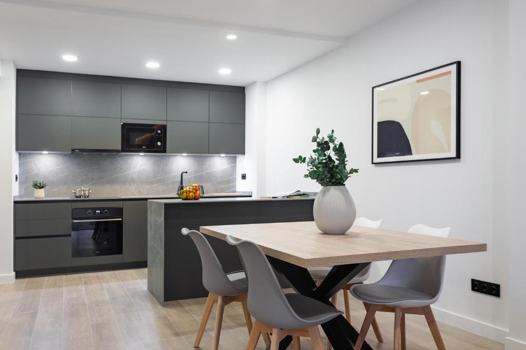 رزرو هتل، ApartsNouBcn اکوادور Les Corts | 09197245267