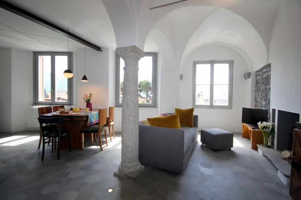 ein Wohnzimmer mit einem Sofa und einem Tisch in der Unterkunft Due Colonne in Menaggio