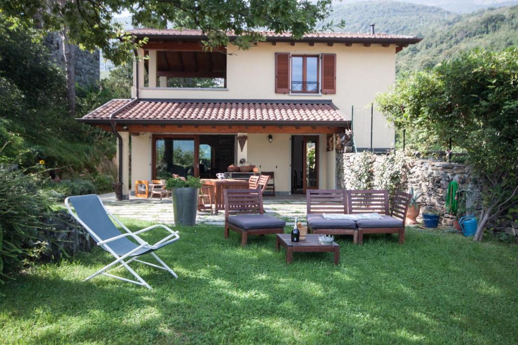 Vonkajšia záhrada v ubytovaní Castel Cottage - Rezzonico, San Siro by LoveComo