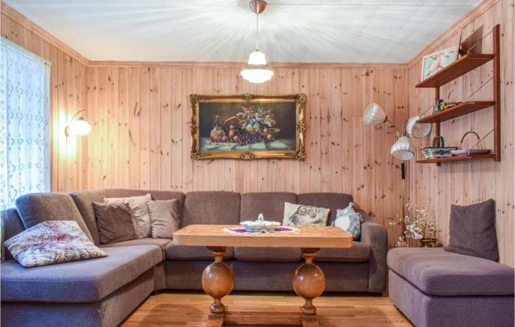 sala de estar con sofá y mesa en Lovely Apartment In Hauge I Dalane With Kitchen, en Sogndalsstrand