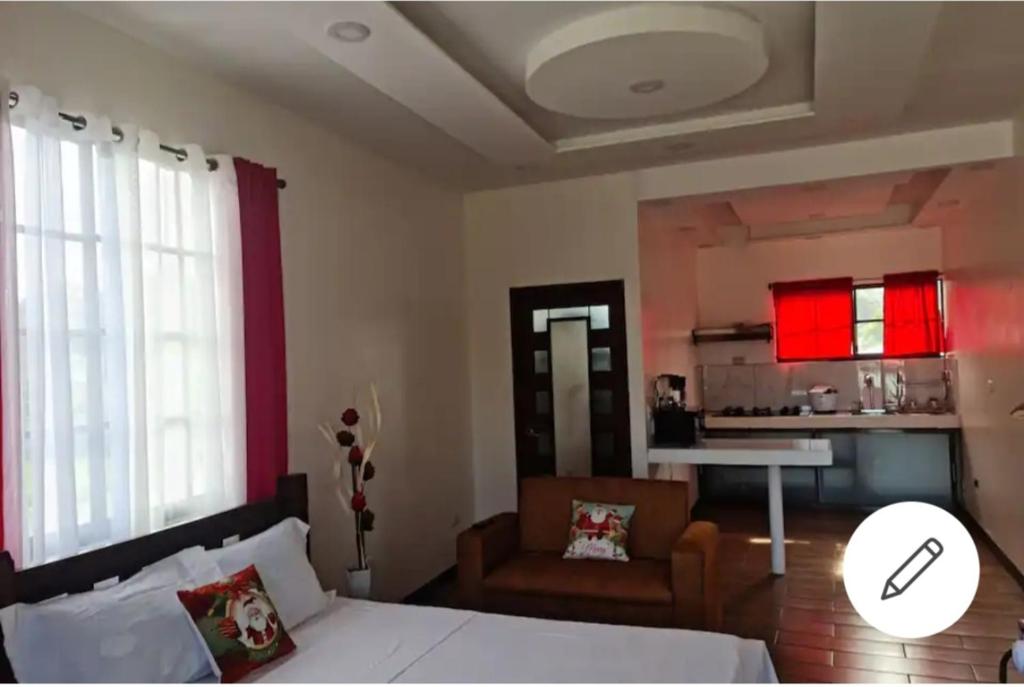 sypialnia z łóżkiem i salon w obiekcie El Rincon w mieście Cahuita