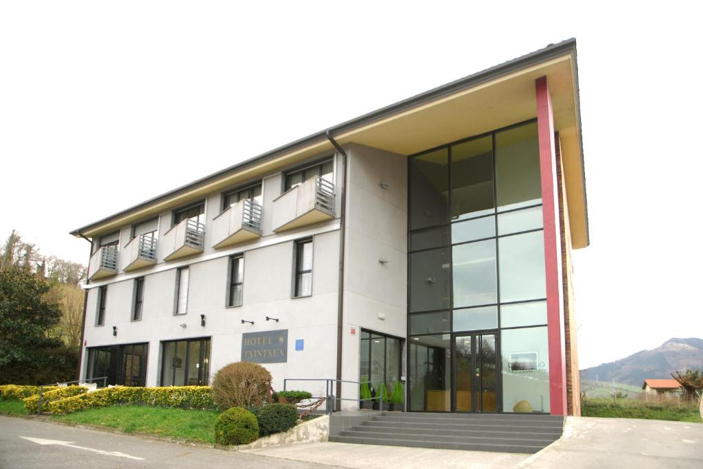 un edificio con grandi vetrate e scale di Hotel Txintxua a Hernani