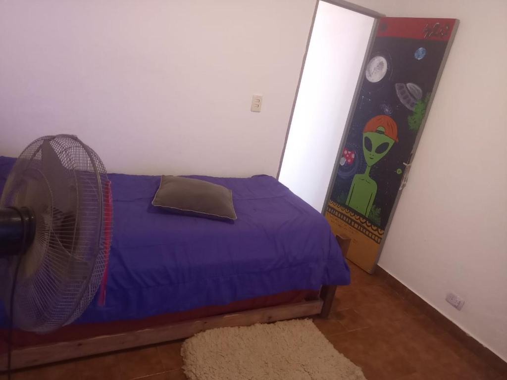 1 dormitorio con 1 cama con ventilador en MARILYN en Córdoba