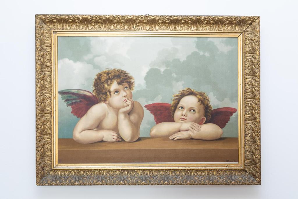 uma pintura emoldurada de dois querubins sentados numa saliência em Gli Angeli em Assis