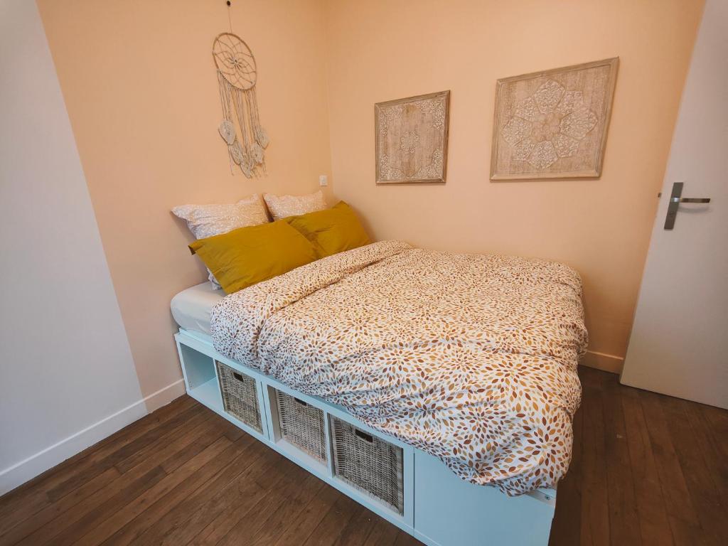 Cette petite chambre comprend un lit avec des oreillers jaunes et des motifs léopards. dans l'établissement Le Chic, à Ivry-sur-Seine
