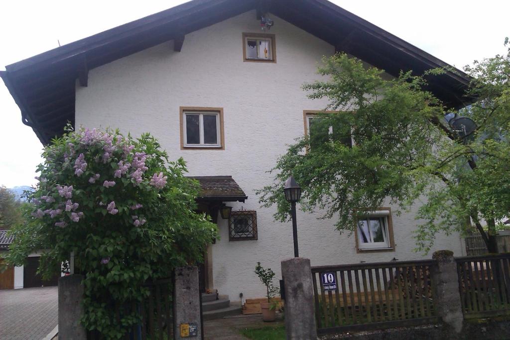 une maison blanche avec une clôture devant elle dans l'établissement Eva's Ferienwohnungen, à Bad Reichenhall