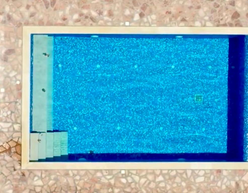 una imagen de una piscina de agua azul en Elli's apartments, en Antimácheia