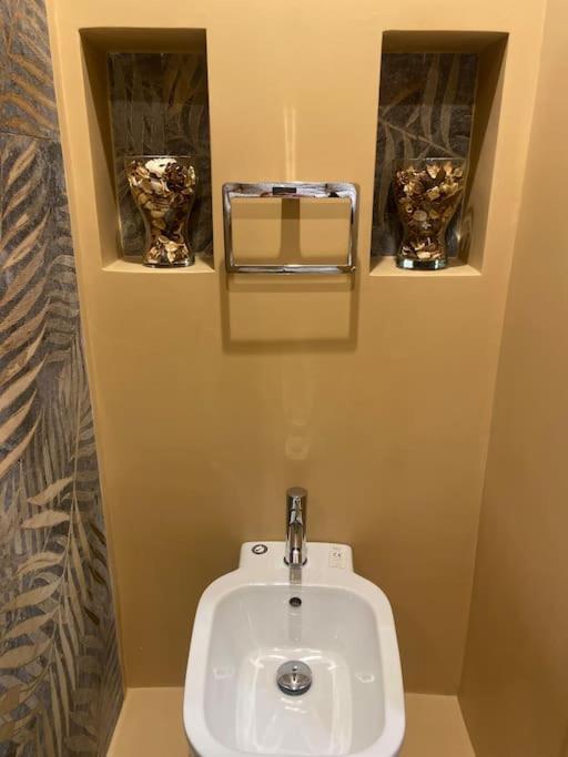 A bathroom at Montesantogroup Suite House nel centro di Napoli