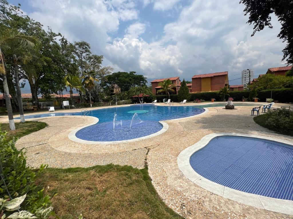 una piscina con una fuente en el medio en Casa de verano, en Santa Fe de Antioquia