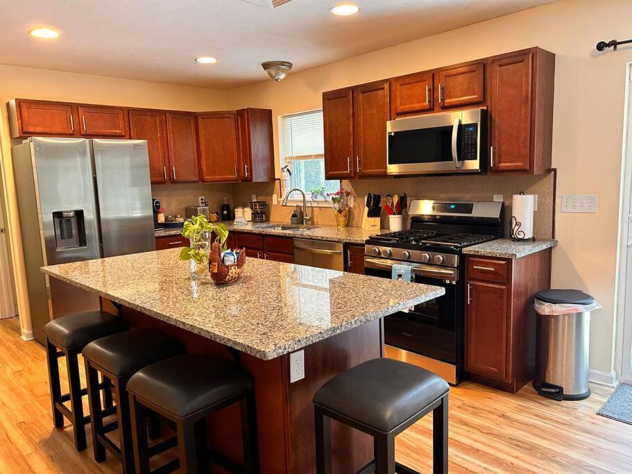 A kitchen or kitchenette at Modern 5 Bedroom Pocono house - Jacuzzi - Gameroom - Near Lake - Golf Couse