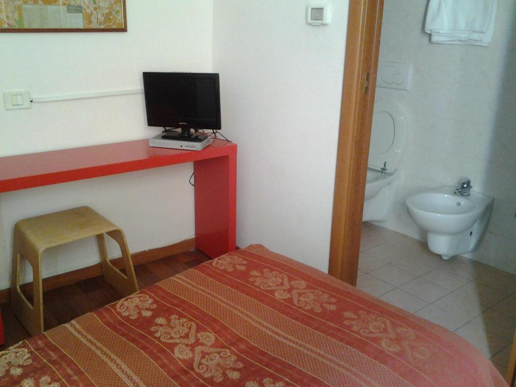 A bathroom at Hotel Perla